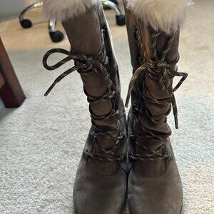 W's 6.5 Cat waterproof boot with faux fur